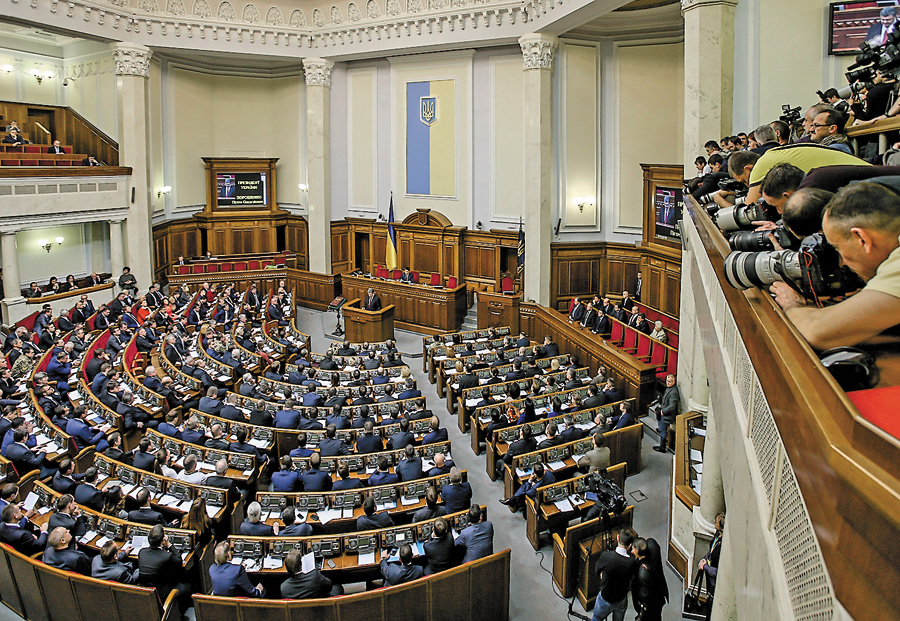 Пам’ятаючи свої передвиборчі обіцянки, парламентарії всіляко демонструють ентузіазм у питанні ухвалення законопроекту про зняття депутатської недоторканності. Фото Михайла ПОЛІНЧАКА
