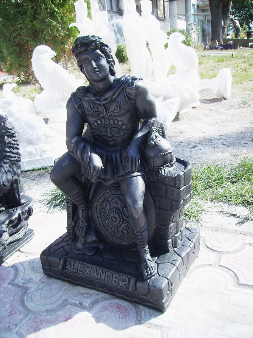 Серед фігурок садово-паркової скульптури, які ліплять у Кримському, можна побачити й великих греків. Фото автора