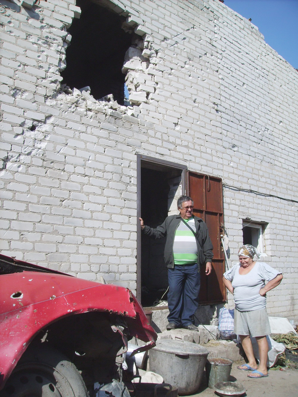 Олександр та Галина Масенки узялися відновлювати свій будинок, зруйнований сепаратистами, в якому під одним дахом планують зібрати усю велику рідню. Фото автора