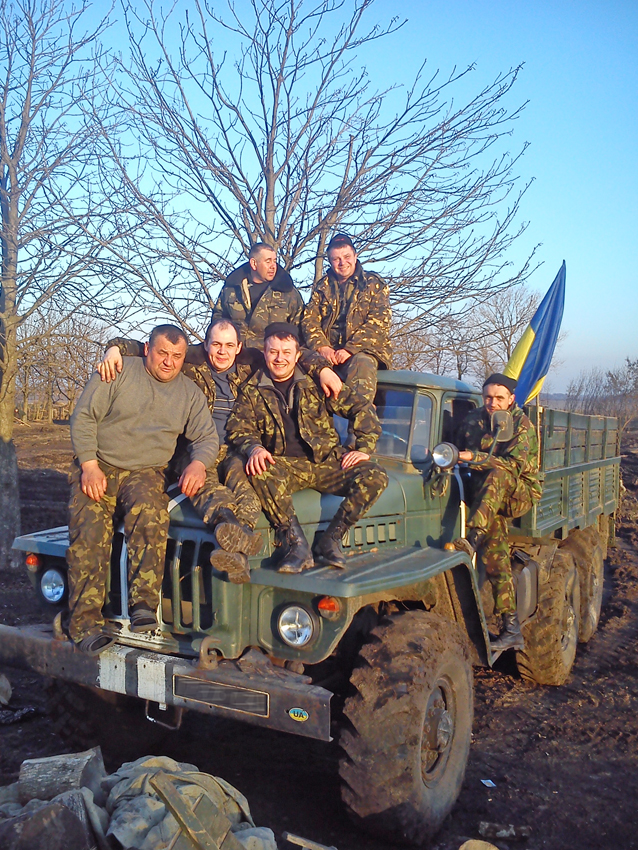 Олександр (посередині) з бойовими друзями в зоні АТО . Фото з домашнього архіву Олександра ІЩЕНКА