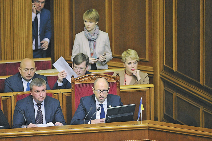  Арсеній Яценюк особисто супроводжував розгляд у Верховній Раді урядових законопроектів. Фото УНIAН