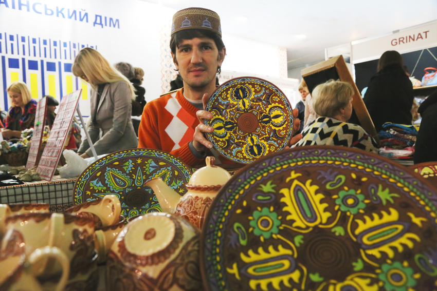 Такі тарелі, зроблені руками переселенця з Криму, додадуть шарму оселі. Фото Світлани СКРЯБІНОЇ