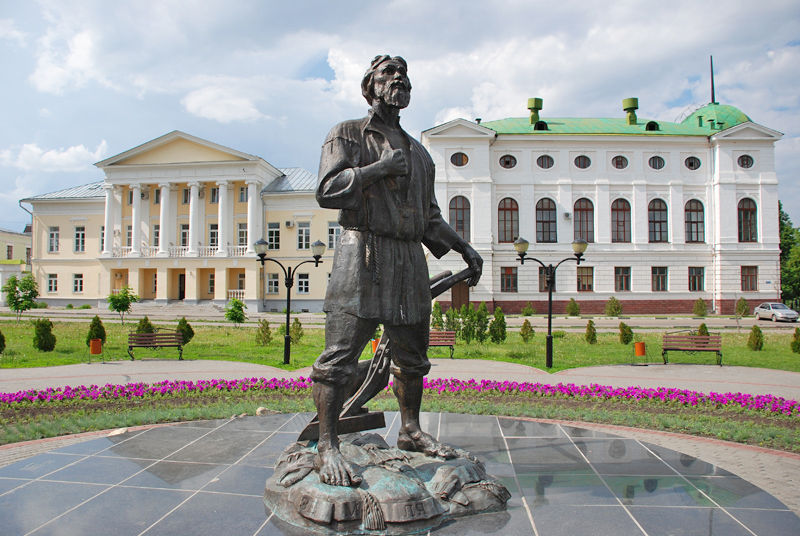 У Тамбові пам’ятник учасникам легендарного повстання «політкоректно» сусідить з монументами Леніну і Сталіну