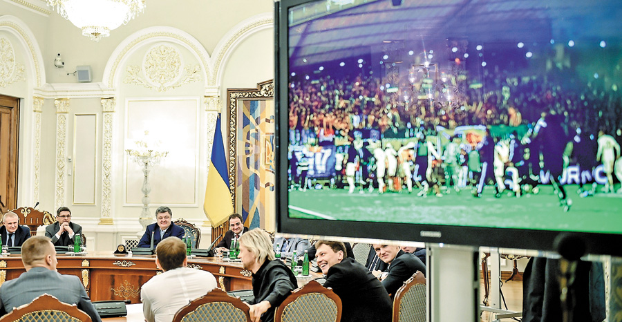 Президент і футболісти разом згадали приємні моменти гри зі словенцями. Фото Миколи ЛAЗAРЕНКA