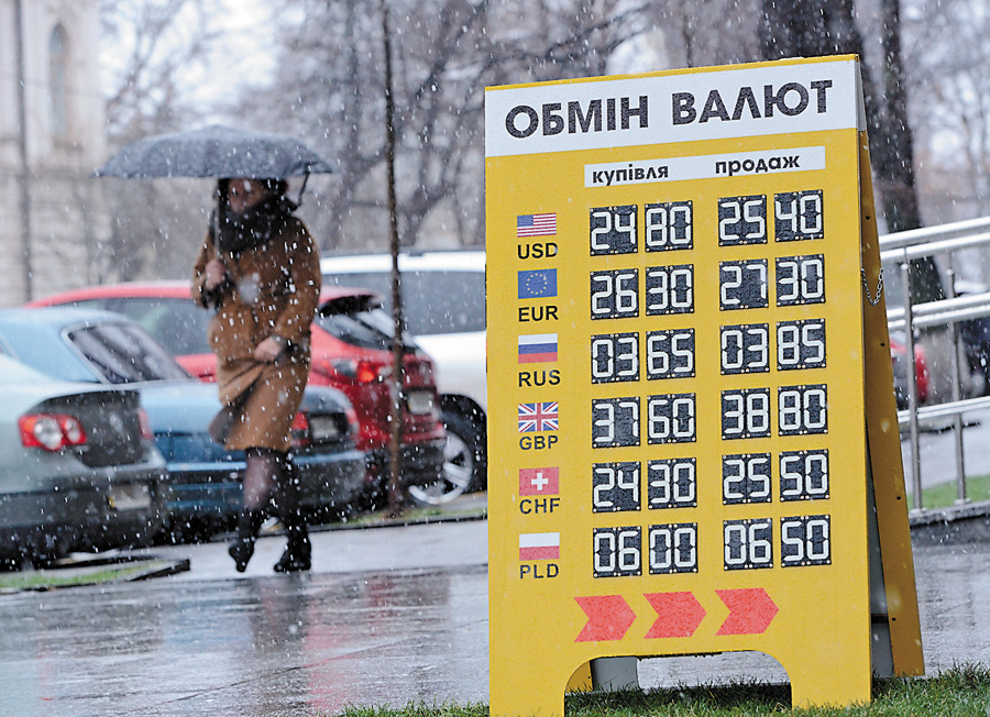 Протягом тижня курс гривні трохи лихоманило. Фото Володимира ЗAЇКИ