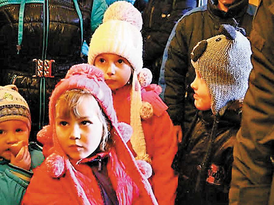 Жителі села Павлопіль, серед яких і наймолодші, нарешті дочекалися допомоги. Фото надане відділом зв’язків із громадськістю ГУ НП в Донецькій області
