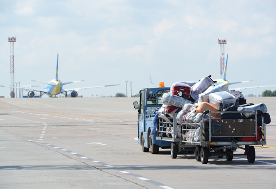 Головне, щоб багаж і його господар прилетіли в один аеропорт. Фото Володимира ЗАЇКИ