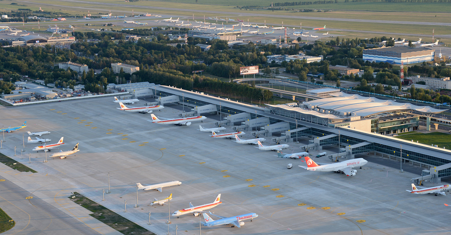 Міжнародний аеропорт «Бори́спіль» — найбільший пасажирський аеропорт України, який обіймає понад 55%  пасажиропотоку українських летовищ.
