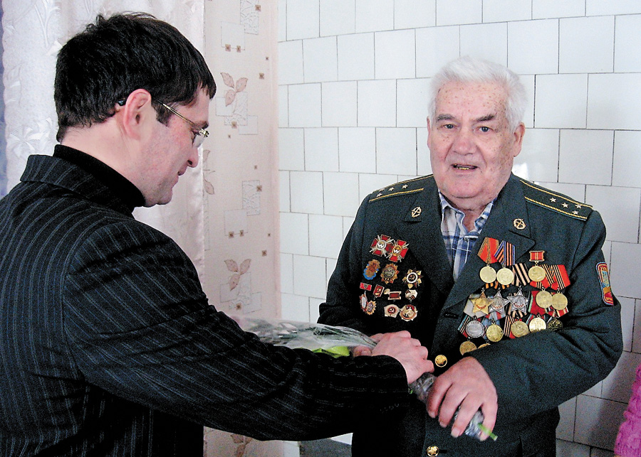 Микола Семенович приймає вітання з ювілеєм від міської влади. Фото Ігоря ЛИСОГО