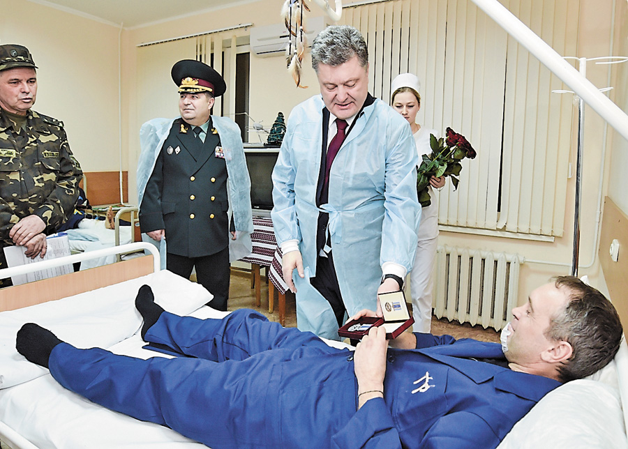Петро Порошенко вручив нагороди пораненим захисникам Вітчизни. Фото Миколи ЛAЗAРЕНКA