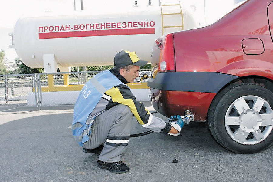 Чим вигідніше наповнити бак своєї автівки?. Фото з сайту cdn.autocentre.ua