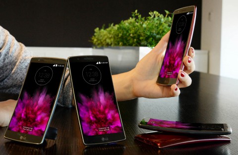 На виставці CES 2015 LG G Flex 2 отримав безліч позитивних відгуків за свій дизайн, високу продуктивність і функції, оптимізовані під його вигнуту форму. 