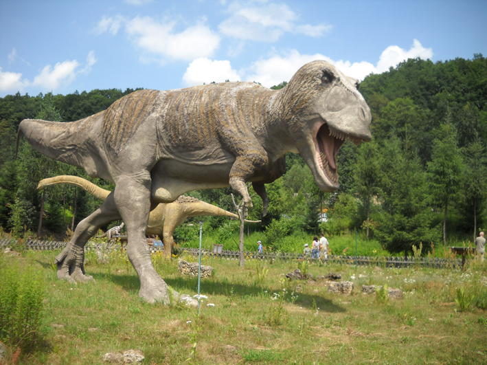 Доісторичні тварини вражають відвідувачів парку юрського періоду.