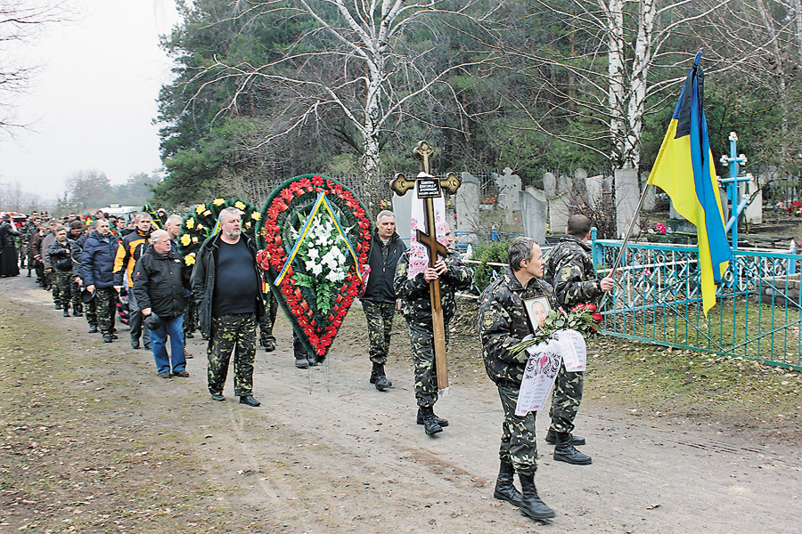 Мужнього воїна і вірного сина своєї землі Олександра Вікторовича Білоконя в останню путь проводжало ледь не все місто. Фото надане Комсомольською міською радою