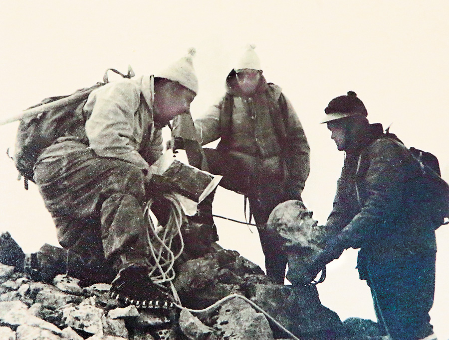 Таємно виготовлене із секретного матеріалу погруддя Тараса Шевченка альпіністи доправили на вершину в 1964 році. Фото Світлани СКРЯБІНОЇ