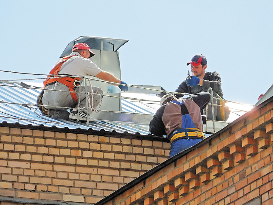 Чи вистачить грошей на ремонт даху, якщо зібрані мешканцями кошти на це оподаткують? Фото Світлани СКРЯБІНОЇ