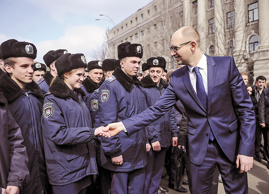 Ці курсанти стануть взірцем нової країни, яка відповідає європейським стандартам. Фото з сайту kmu.gov.ua
