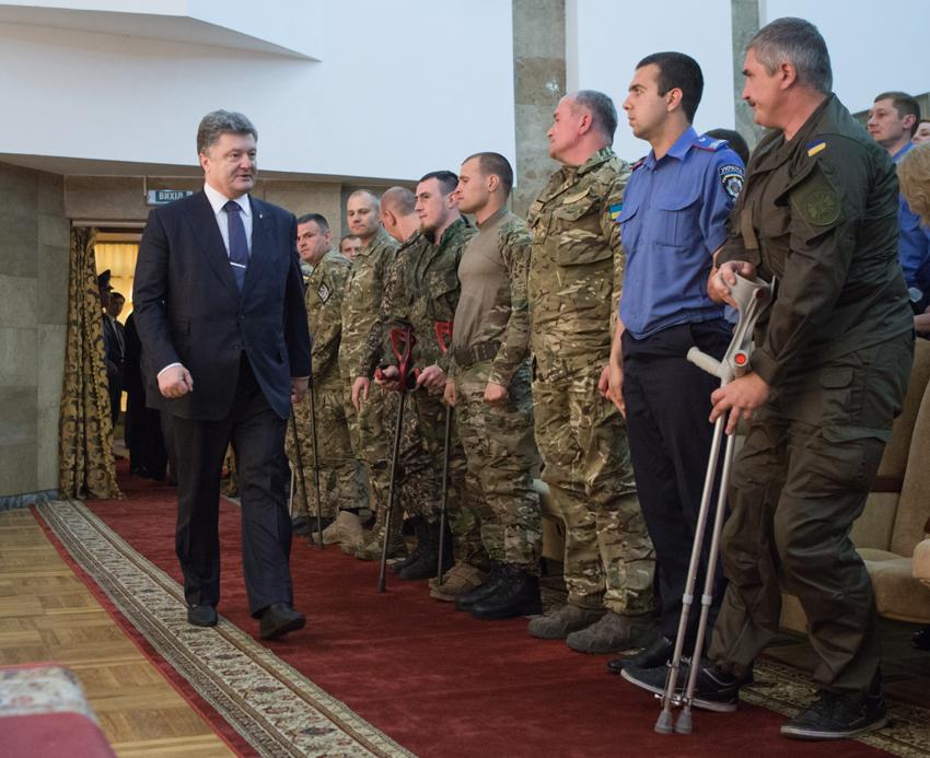 Залізна витримка цих воїнів захистила спокій мирних громадян. Фото Михайла МАРКІВА