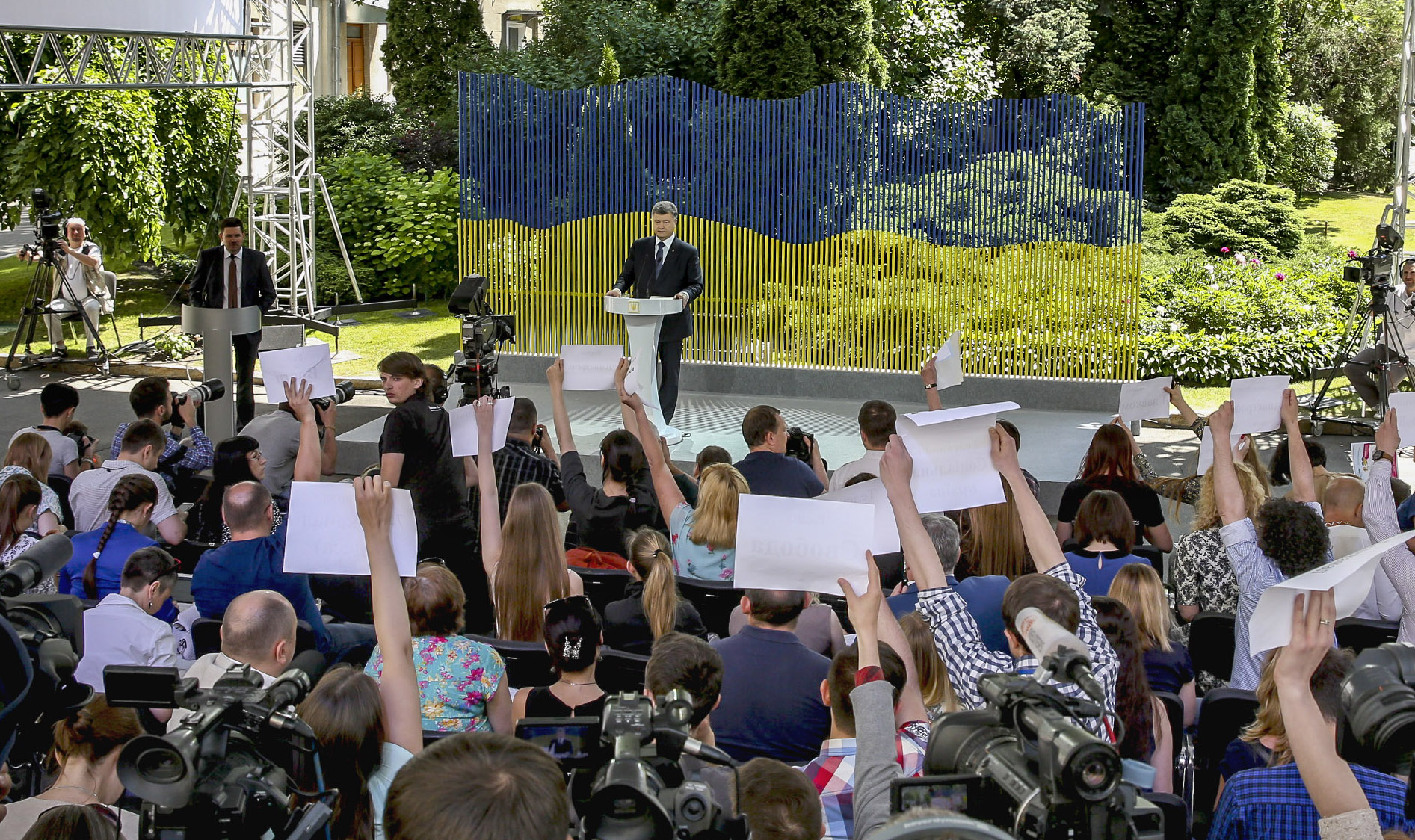 Петро Порошенко присвятив спілкуванню з пресою майже дві години. Фото Михайла ПАЛІНЧАКА