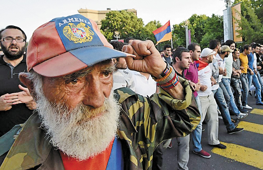 На боротьбу з тарифами піднялися вірмени різних поколінь. Фото з сайту azatutyun.am