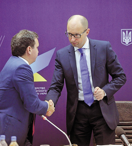 Прем’єр - міністр Арсеній Яценюк і міністр економічного розвитку і торгівлі дійшли згоди у пролонгації мораторію на перевірки бізнесу до 1 січня 2016 року. Фото УНIAН