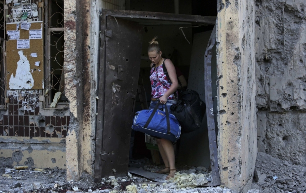 Покинувши зруйновані домівки, ті, кому пощастить, поїдуть навчатися за кордон. Фото з сайту zn.ua