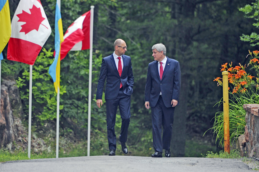 Канадський прем’єр Стівен Гарпер (праворуч) дотримав свого слова щодо ЗВТ з Україною. Фото з Урядового порталу 