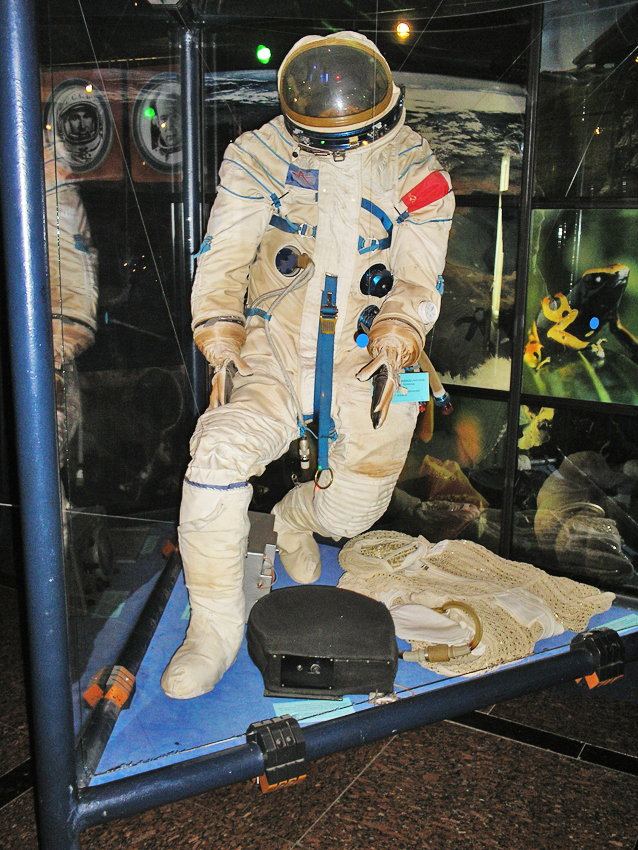 Одна із родзинок експозиції — справжній скафандр космонавта