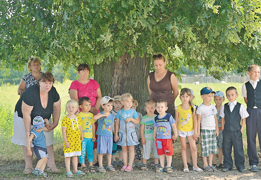 Перші відвідувачі нового центру — юні жителі Олексіївки. Фото надане автором