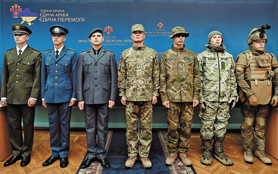 Військовослужбовці ЗСУ демонструють нові зразки форменого одягу. Фото Миколи ЛAЗAРЕНКA