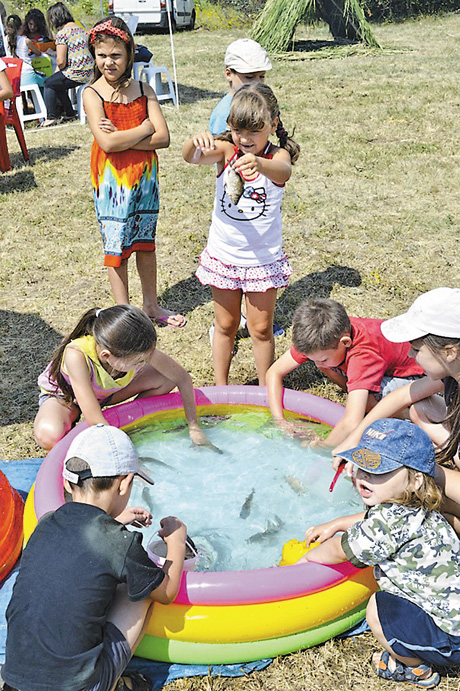А дітей не можна було відірвати від ловлі карасів у басейні. Фото з сайту vk.com
