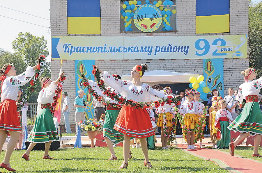 Танцювальний колектив «Попасняночка» з Луганщини зачарував краснопільців.