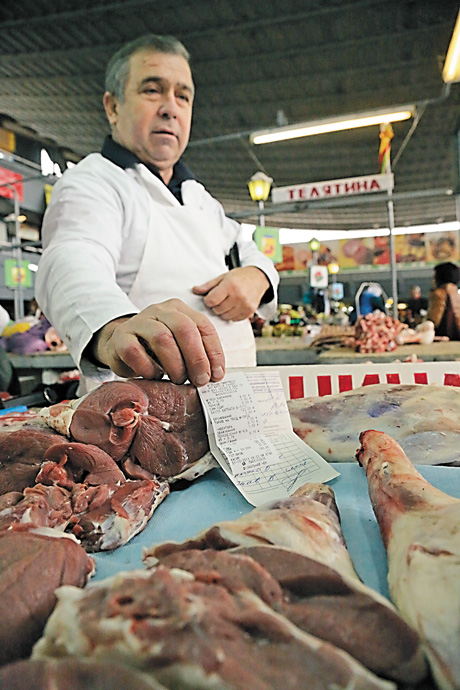 Продавці переконують, що у здорожчанні м’яса винен… долар. Фото Світлани СКРЯБІНОЇ