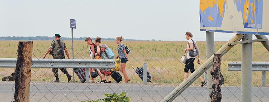 Іноді прикордонники допомагають жінкам здолати пішки з речами 3 кілометри буферної зони від російського КПП до української території. Фото автора