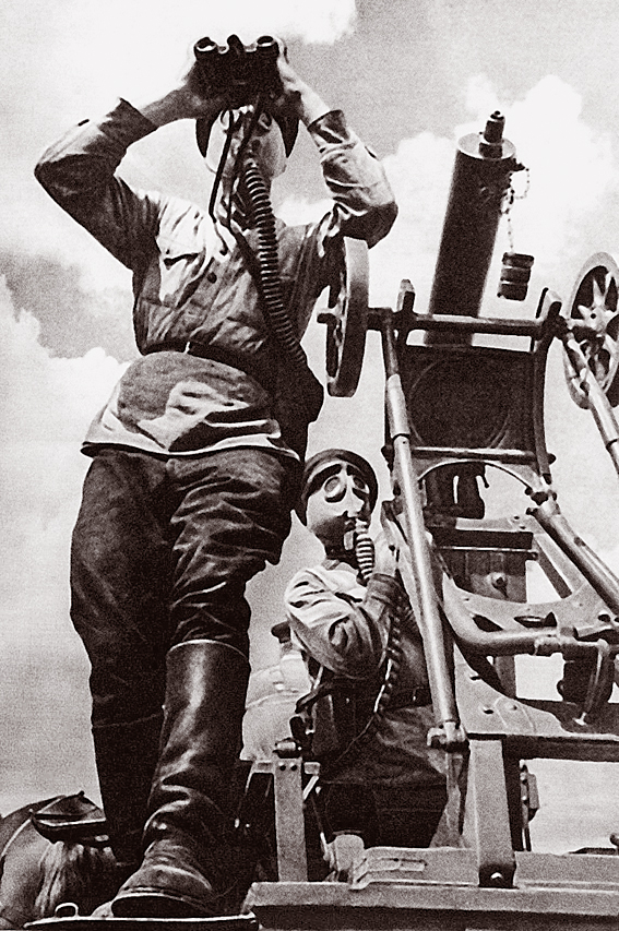 Встановлений на кінній тачанці зенітний кулемет максим мав вигляд анахронізму на війні моторів.