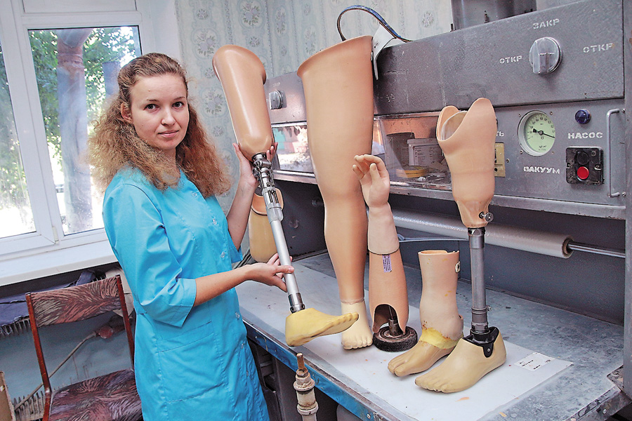 Оператор центру Ірина Шаповаленко упевнена, що сумські протези будуть зручними у користуванні. Фото Володимира КОВАЛЕНКА