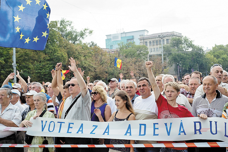 У Молдові люди протестують проти засилля олігархів. Фото з сайту moldova.org