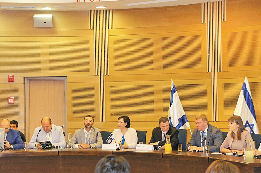 Міністр Кабінету Міністрів Ганна Онищенко (праворуч) використає ізраїльський досвід у підвищенні ефективності роботи Секретаріату КМУ. Фото надане КМУ