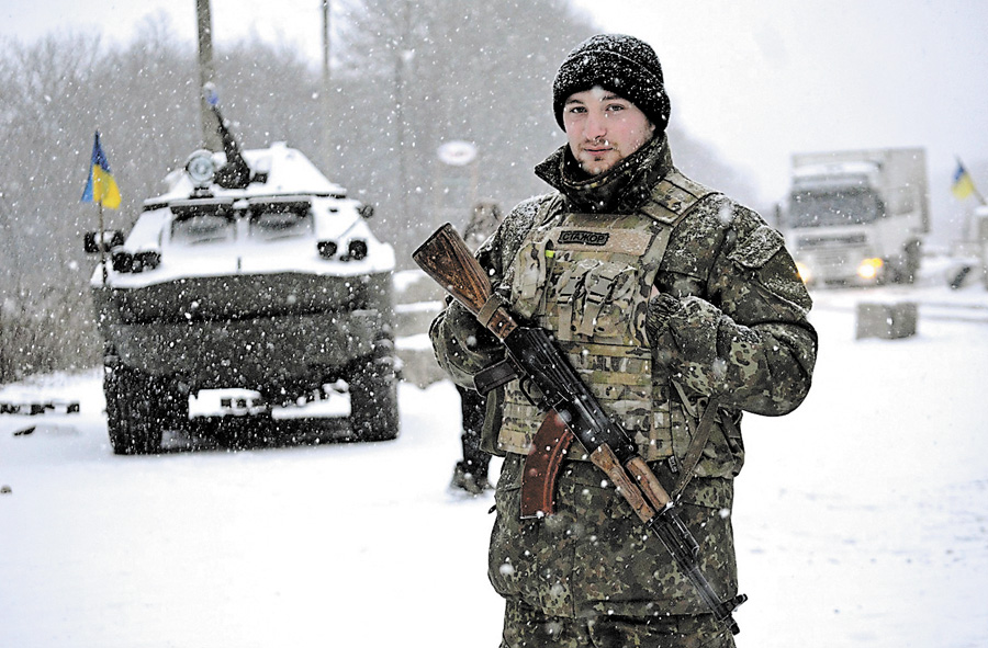 Головна зброя для солдата у негоду – теплий одяг і добротне взуття. Фото УНIAН