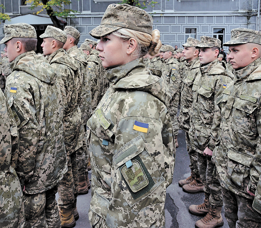 Українська армія поповнюється представницями слабкої статі. Фото Володимира ЗAЇКИ