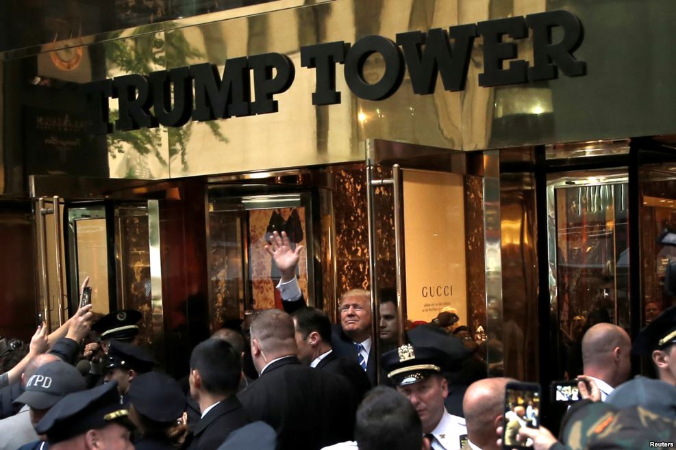 Трамп вітає прихильників у Мангеттені, недалеко від башти Трампа 8 жовтня 2016 року