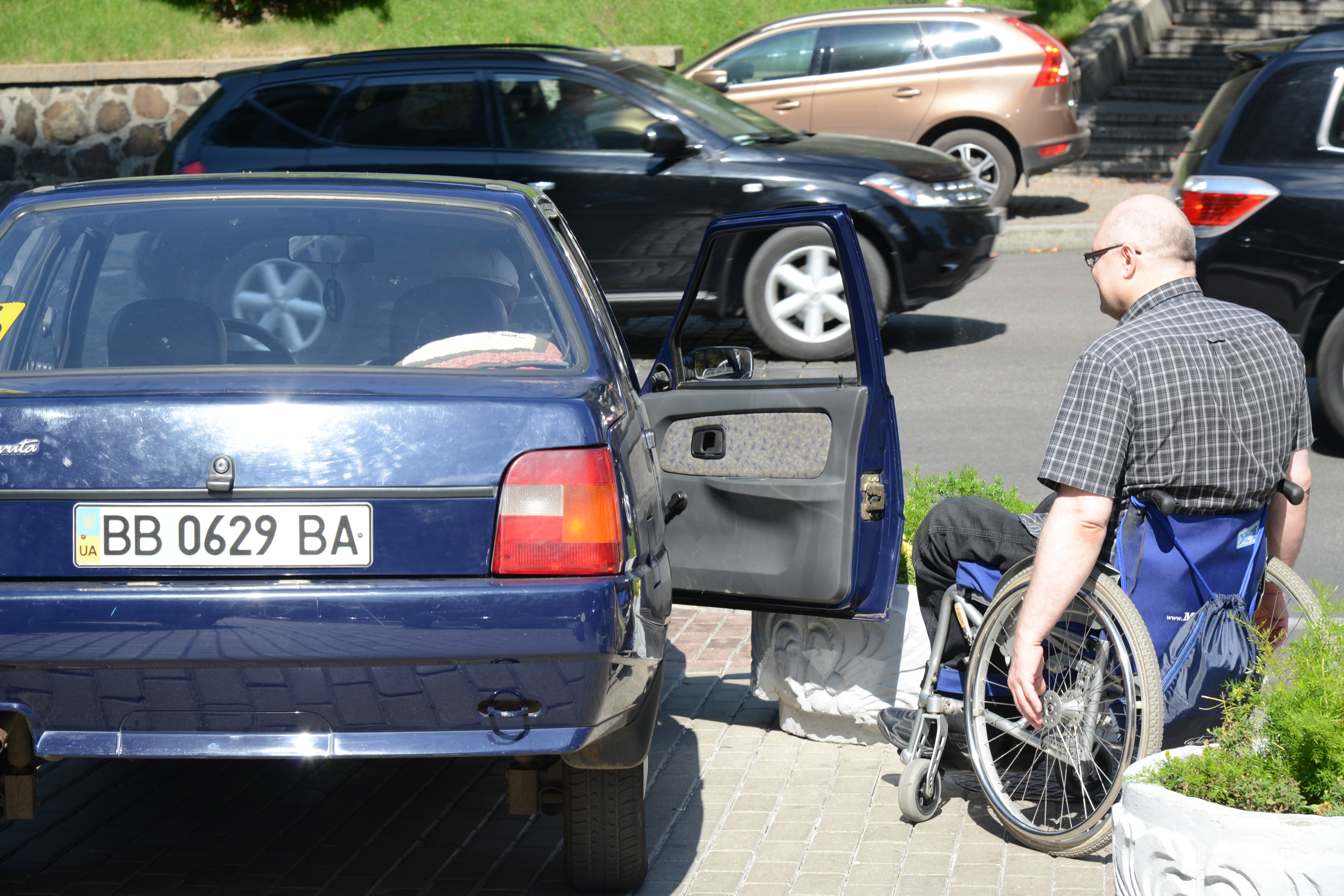 Нині інвалідові, який керує спецавтівкою, знайти місце для зручного та безпечного паркування дуже важко. Фото Володимира ЗAЇКИ