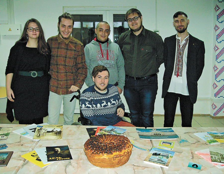 В луганських активістів, учасників потяга єднання Ольги Тимошенко, Олексія Лебедя, Аріфа Багірова, Степана Золотаря, Тимура Кличка та Сергія Летучого (у центрі) тепер багато нових друзів на заході України. Фото автора