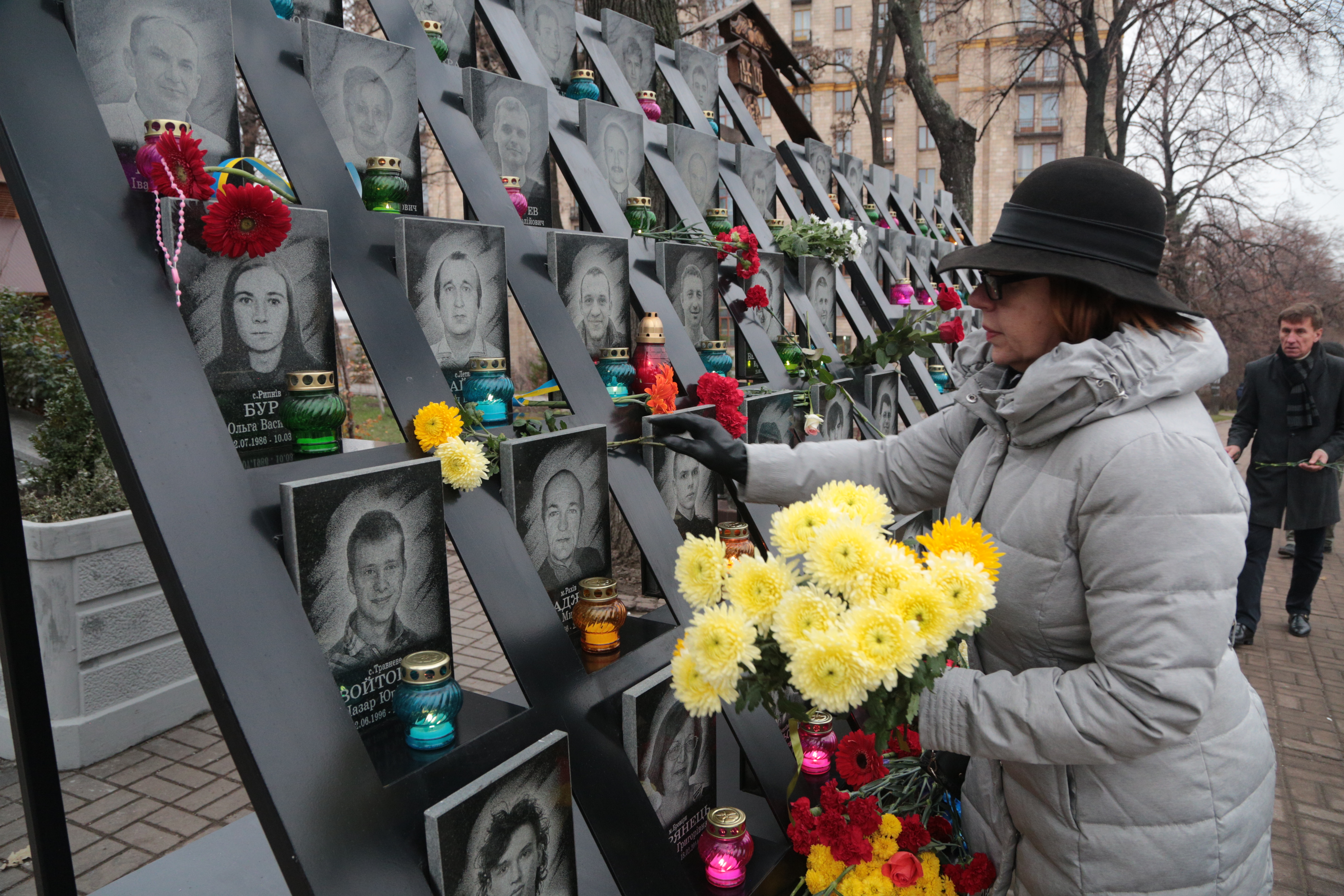На алею, де загинули герої Майдану, люди постійно несуть живі квіти. Фото Юрія САПОЖНІКОВА