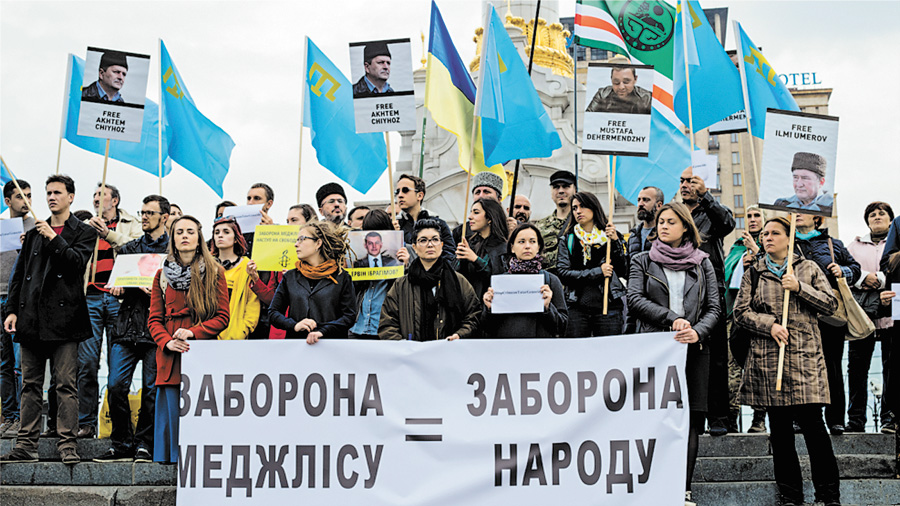 У звіті МКС знайшлося місце й утискам кримських татар з боку окупантів. Фото з сайту radiosvoboda.org