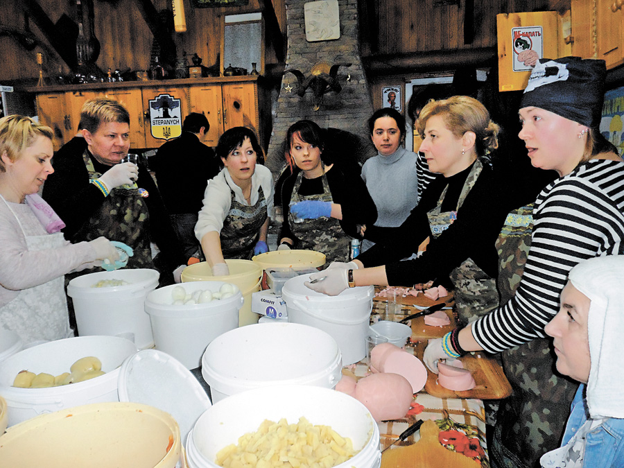 Святкове олів’є для бійців готували у позитивній атмосфері. Фото Інни КОСЯНЧУК