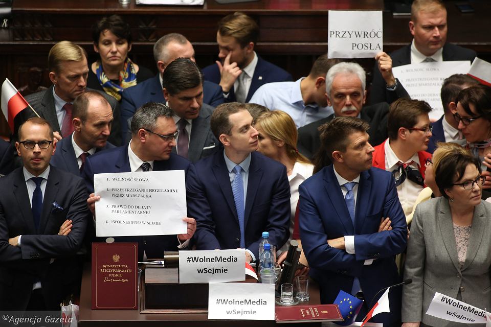 За журналістів першими вступилися опозиційні депутати Cейму. Фото з сайту wyborcza.pl