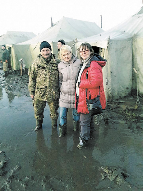 Миколаївські волонтери Ірина Абрамова (праворуч) і Тетяна Поліщук (у центрі) першими прийшли на допомогу бійцям. Фото з мережі фейсбук Ірини АБРАМОВОЇ
