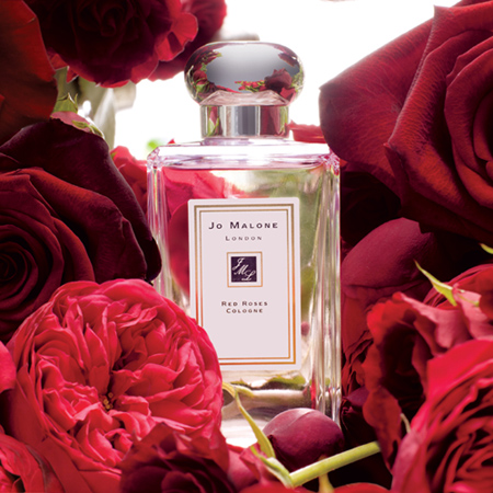 Для жінок парфуми і квіти найкращі подарунки до свята. Фото з сайту parfum-binco.com.ua.