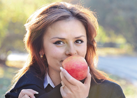 Наші яблука, за інформацією експертів, мають значно більший вміст поживних та корисних речовин, ніж польські. Фото Володимира ЗAЇКИ
